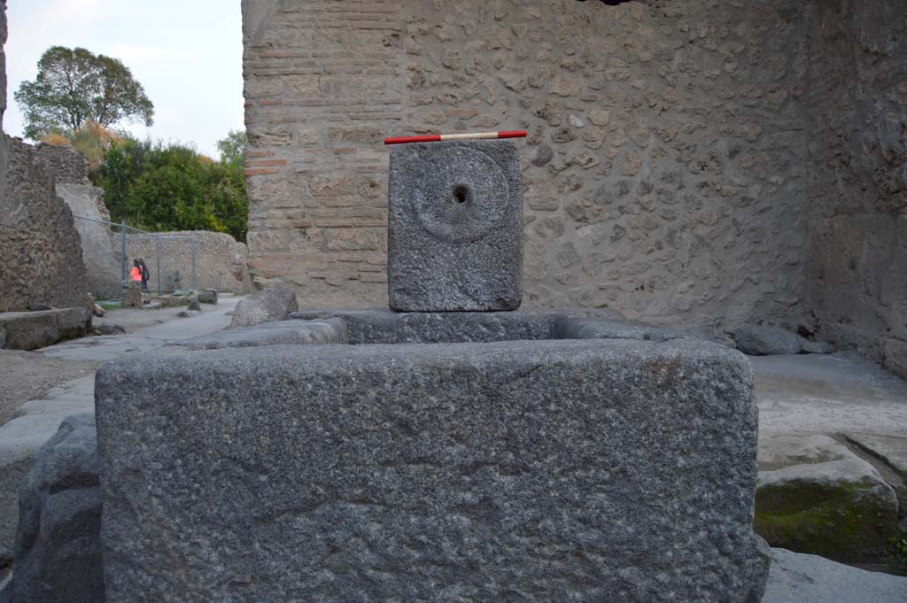 Fountain at I.10.1 Pompeii. October 2017. North side of fountain.
Foto Taylor Lauritsen, ERC Grant 681269 DÉCOR.
