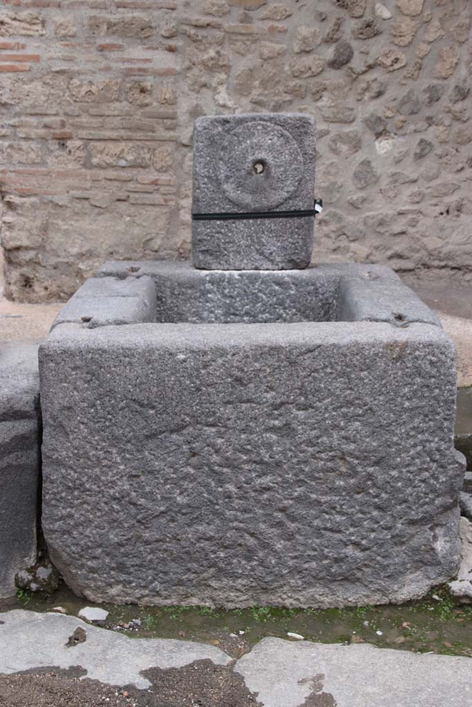 Fountain at I.10.1, Pompeii, on south side of Vicolo del Menandro. October 2020. 
Photo courtesy of Klaus Heese.
