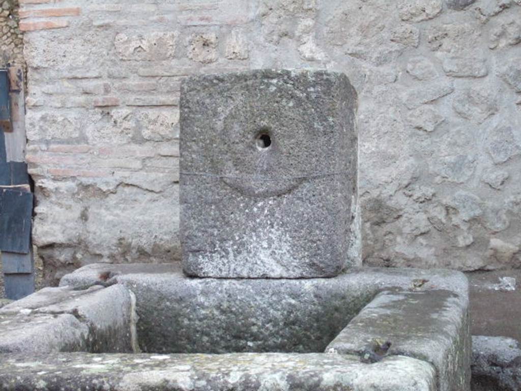 Fountain at I.10.1 Pompeii. Fountain head. December 2005. 
