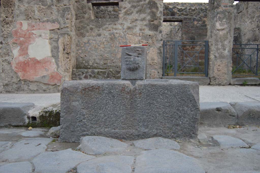 Fountain outside I.12.2 on Via dell’ Abbondanza. October 2018. Fountain with relief of Satyr on rock-fountain or water source.
Foto Taylor Lauritsen, ERC Grant 681269 DÉCOR.
