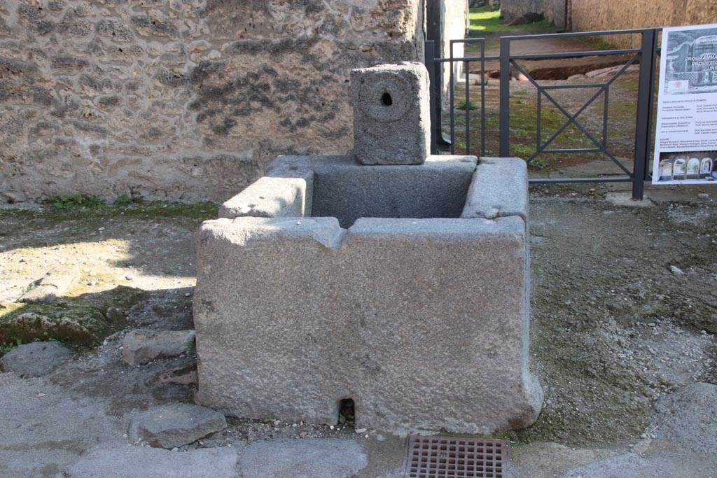 Fountain outside I.16.4 Pompeii. September 2015. With fountain head in place.