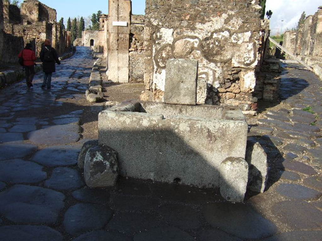 Pompeii. Fountain at VI.1.19. December 2005. Looking north.