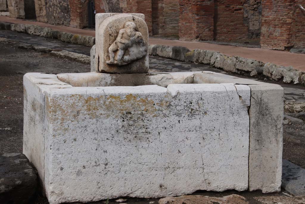 Fountain outside VI.14.17 Pompeii. October 2020. Looking north towards Via del Vesuvio. Photo courtesy of Klaus Heese.

