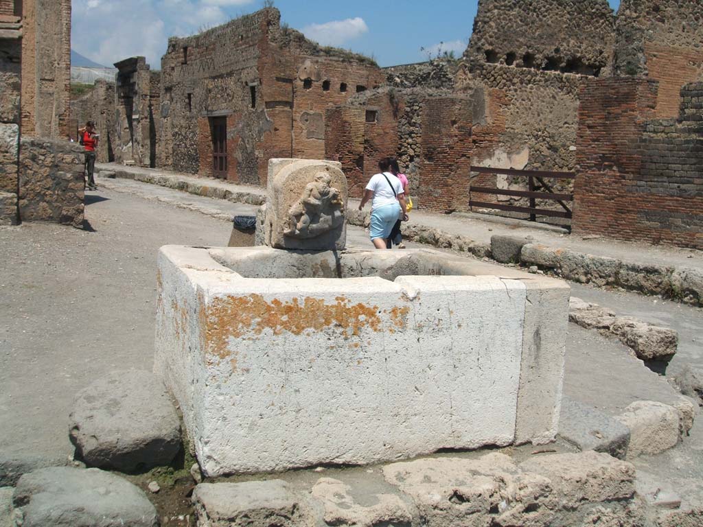 Fountain outside VI.14.17 Pompeii. September 2005. Looking north.