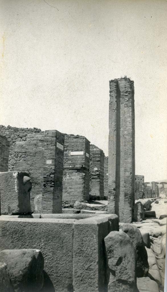 Fountain outside VII.1.32 and VII.1.33, Pompeii. 1933.
Looking north on Via Stabiana towards water tower at junction with Via degli Augustali.
Photo by Esther Boise Van Deman (c) American Academy in Rome. VD_Archive_Ph_222.

