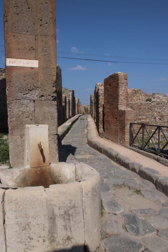 Fountain outside VII.4.32 on Via degli Augustali. September 2017. 
Looking north along Vicolo Storto from junction with Via degli Augustali. Photo courtesy of Klaus Heese.

