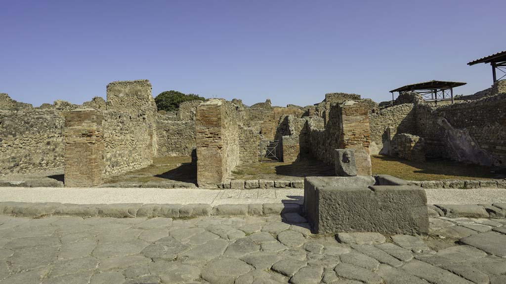 Via dell’Abbondanza, north side. August 2021. 
Looking north towards fountain in front of VII.4.13 and VII.4.14 Pompeii. Photo courtesy of Robert Hanson.

