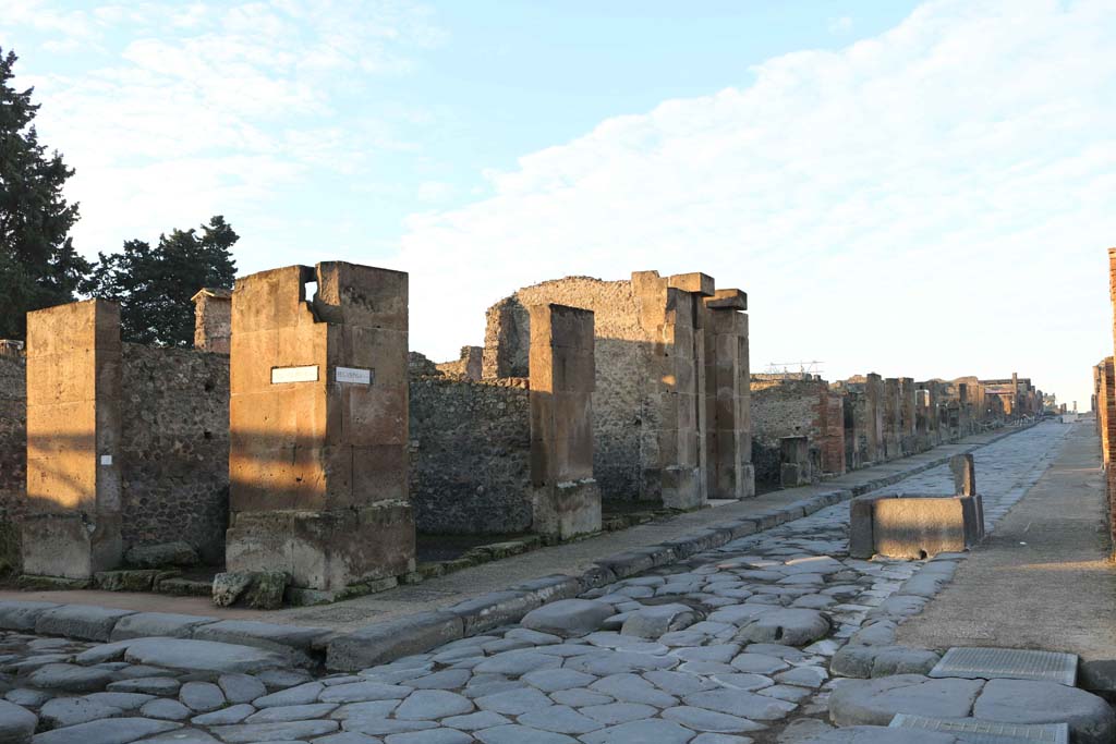 Fountain outside VII.14.13 and VII.14.14 on Via dell’Abbondanza, Pompeii, south side. December 2018. 
Looking west from junction with Via dei Teatri, on left, and VIII.5.31 and VIII.5.30 on corner. Photo courtesy of Aude Durand.
