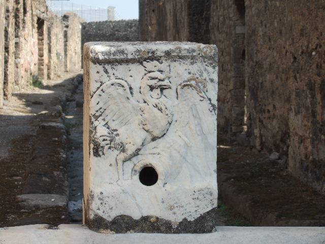 VII.15.1 Pompeii. September 2005. Fountain in Vicolo del Gallo showing relief of the Gallo (Cock).          