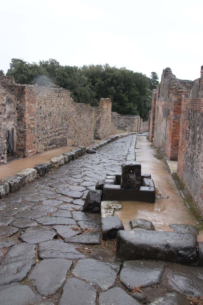 Vicolo della Regina, October 2020. Looking east, with rear of fountain near VIII.2.29, on right.
Photo courtesy of Klaus Heese.

