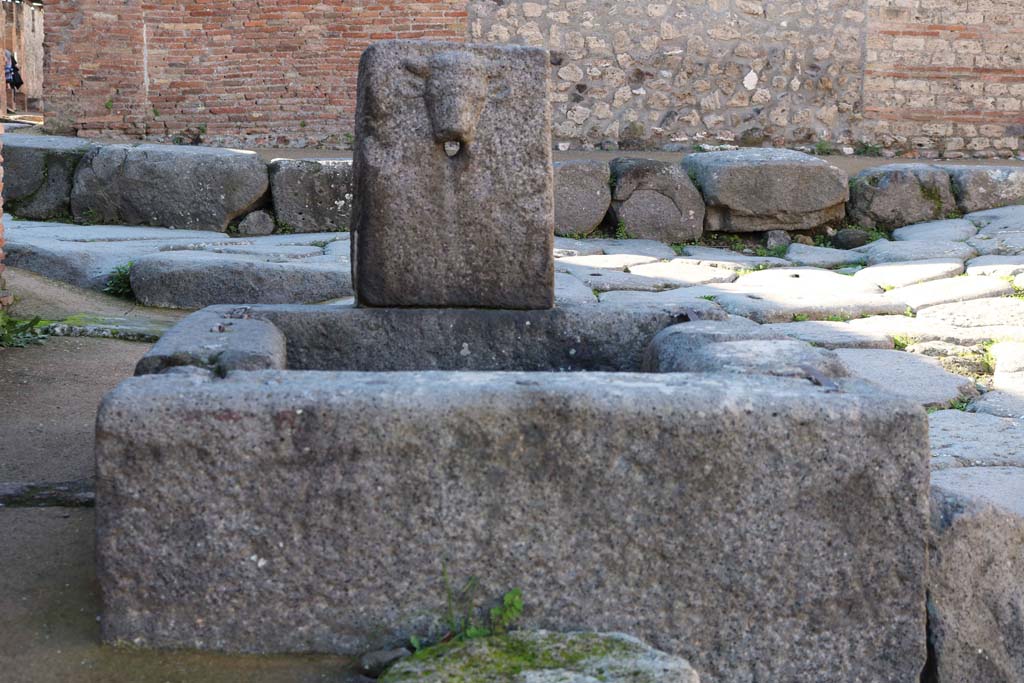 VIII.2.29 Pompeii. December 2018. Looking west across fountain. Photo courtesy of Aude Durand.