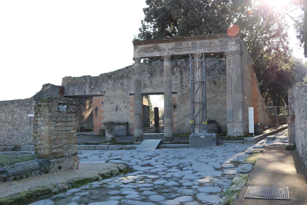 Fountain outside VIII.7.30 Pompeii on Via del Tempio d’Iside. December 2018. 
Looking south-east from Via dei Teatri across junction to fountain in Via del Tempio d’Iside. Photo courtesy of Aude Durand.


