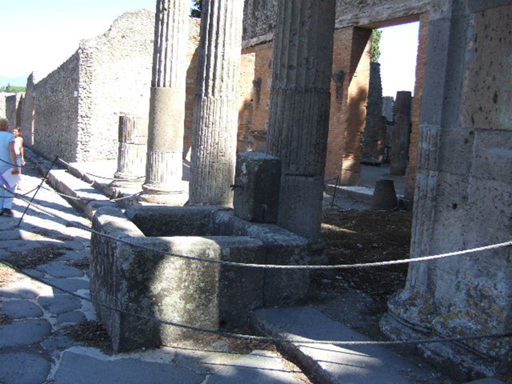 Fountain outside VIII.7.30 on Via del Tempio d’Iside. September 2005. Looking east.