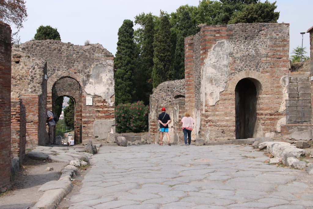Porta Ercolano or Herculaneum Gate, Pompeii. December 2018. Looking north on Via Consolare. Photo courtesy of Aude Durand. 