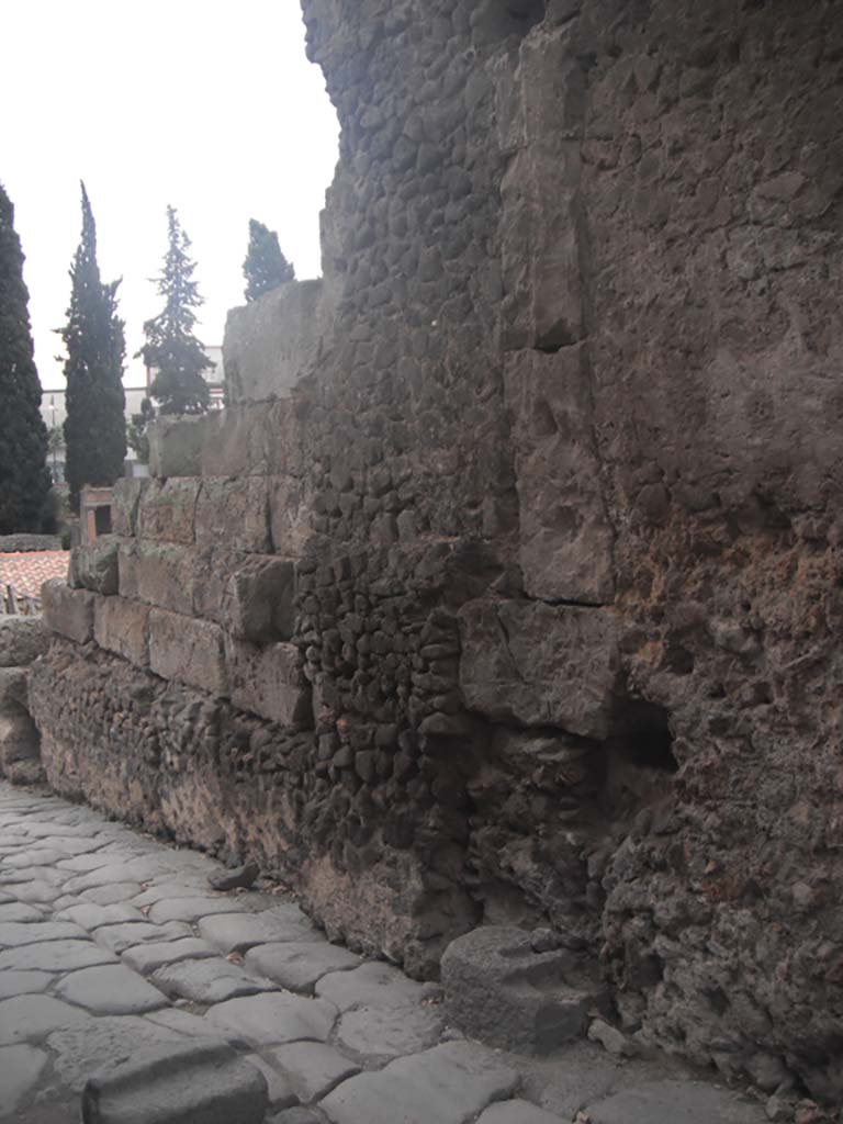Pompeii Porta Nocera. December 2005. Looking out to south. Three gate post mountings can be seen on the ground under the gate.