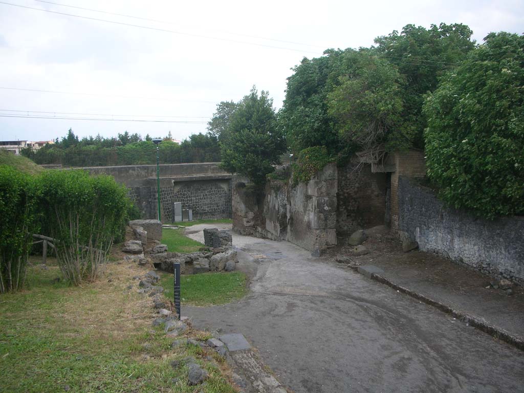 Porta di Sarno or Sarnus Gate. May 2010. Looking east from end of Via dell’Abbondanza. Photo courtesy of Ivo van der Graaff.