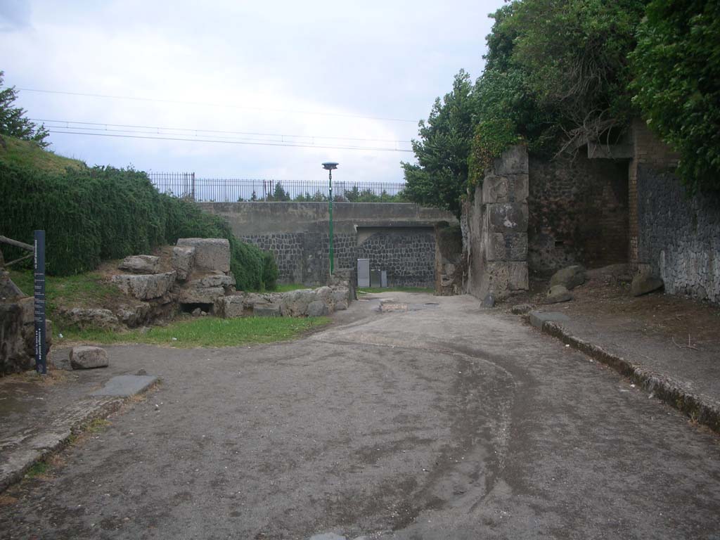III.7 Pompeii. September 2005. Porta di Sarno or Sarnus Gate, at east end of Via dell’Abbondanza. II.5 on right.