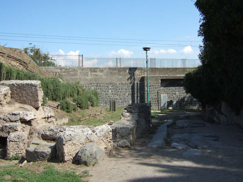 Porta di Sarno or Sarnus Gate. September 2005. Looking east out of the city along the north side.
