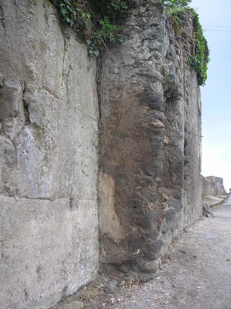 Porta di Sarno or Sarnus Gate. May 2010. 
Looking west along interior on south side of gate. Photo courtesy of Ivo van der Graaff.
