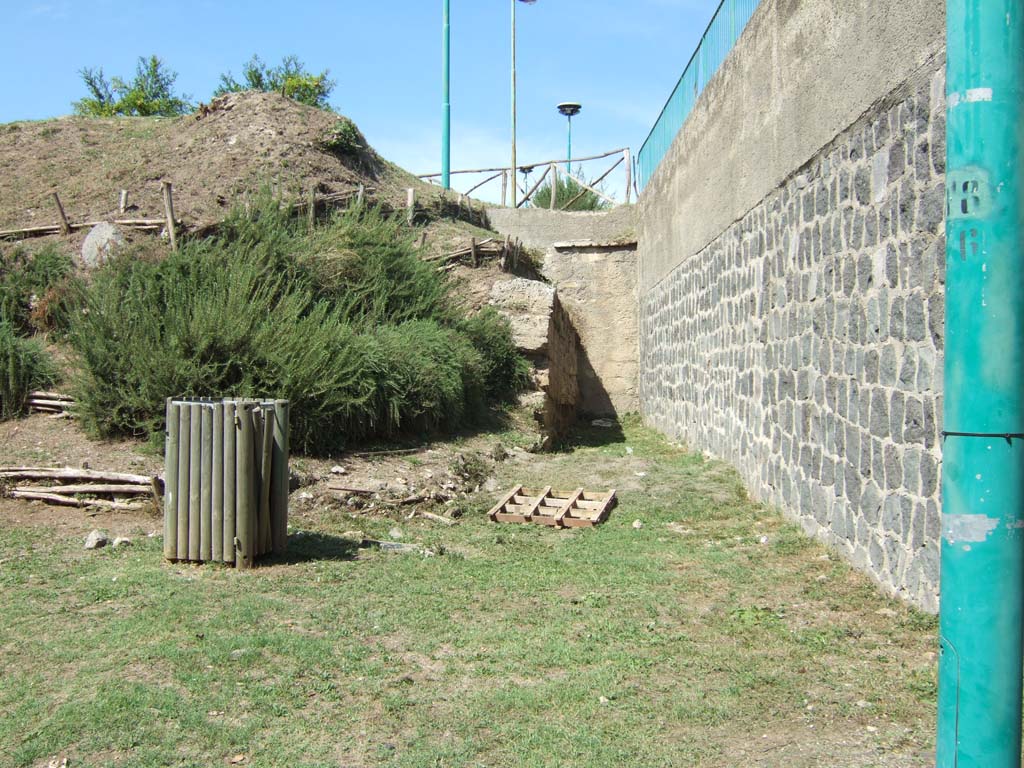 Outside Sarnus Gate. September 2005. Looking north-west at old wall, on left, and modern railway bridge, right. 