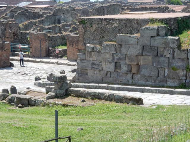 Vesuvian Gate Pompeii. May 2015. North end of Vesuvian Gate, Looking south-west. 
Photo courtesy of Buzz Ferebee.
