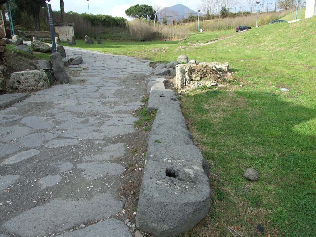 Vesuvian Gate Pompeii. May 2015. South-east corner of gate and wall on east side., looking east. Photo courtesy of Buzz Ferebee.
