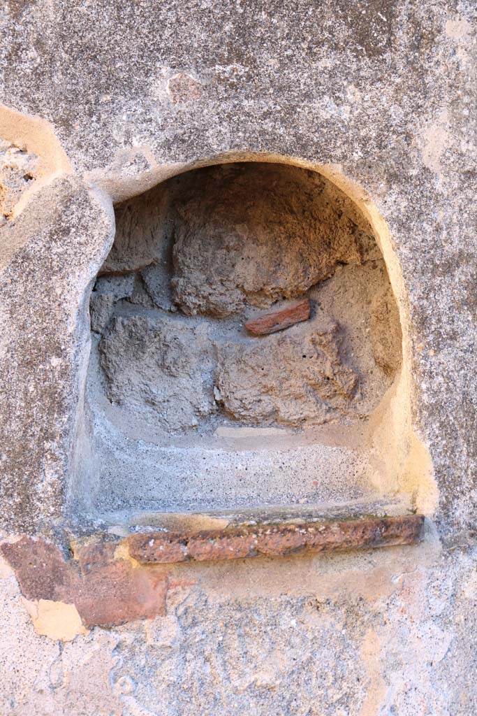 IX.1.25 Pompeii. December 2018. Niche set into east wall. Photo courtesy of Aude Durand.