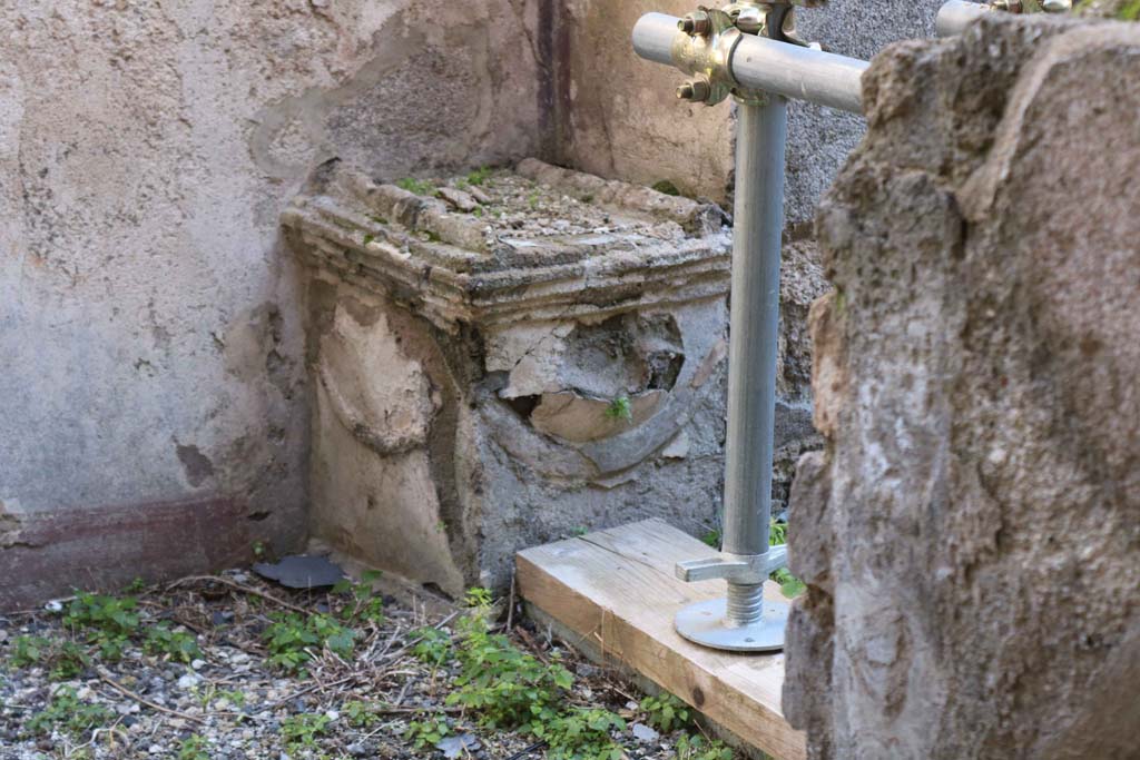 IX.5.2/22 Pompeii. February 2020. Room ‘w’.
Looking east from entrance doorway at IX.5.22 with detail of altar. Photo courtesy of Aude Durand.

