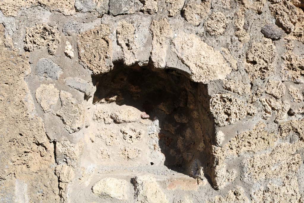 IX.6.e Pompeii. December 2018. Looking towards niche set into east wall. Photo courtesy of Aude Durand.