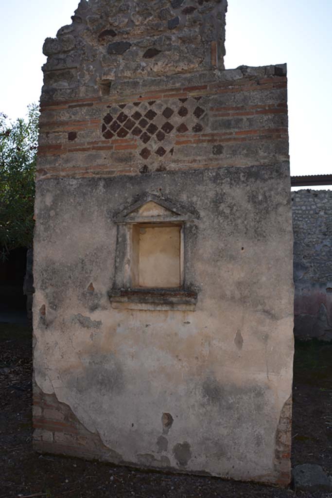 IX.7.20 Pompeii. October 2019. Looking towards south wall of atrium with niche.
Foto Annette Haug, ERC Grant 681269 DÉCOR.
