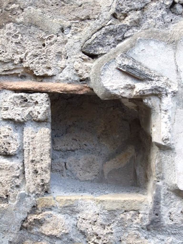 IX.9.c Pompeii.  March 2009.  Lararium Niche, with remains of Aedicula, on the north wall between two Cubicula.