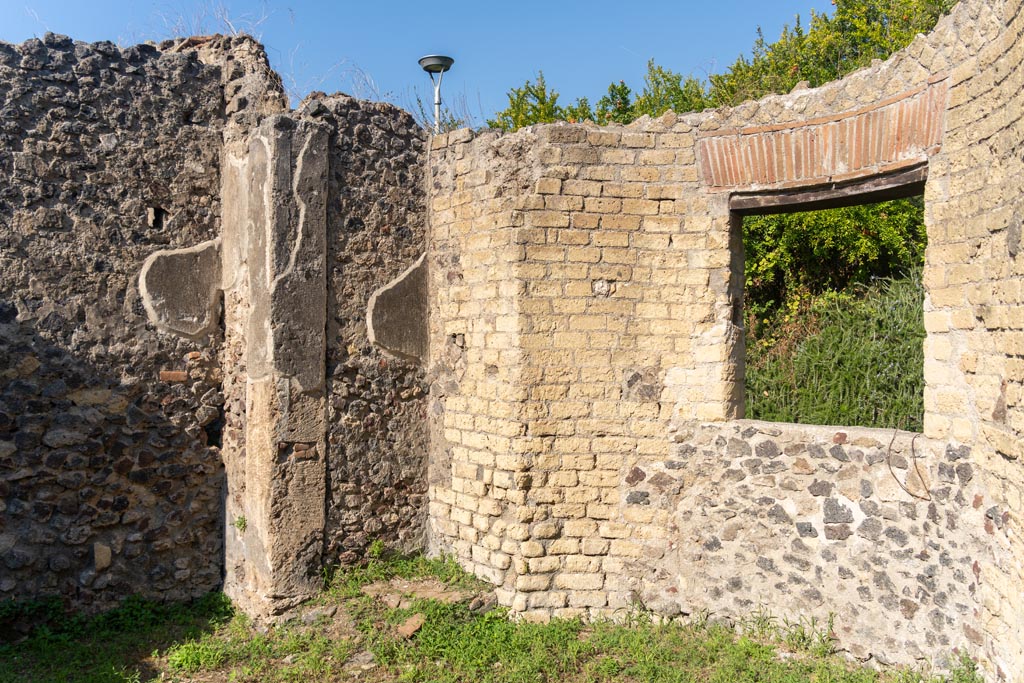 Villa of Mysteries, Pompeii. October 2023. Room 25, detail from west side of window. Photo courtesy of Johannes Eber.