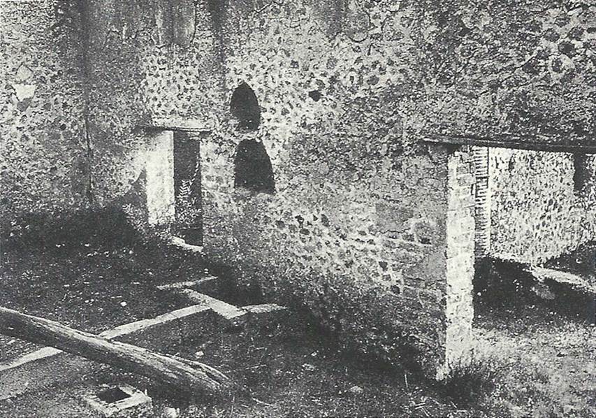 Boscoreale, Villa della Pisanella. Torcularium P. Early 19th Century view of the premixing basin and the mouth of the cistern.
There appears to be a niche in the wall above the cistern.
The treasure was hidden in the cistern intended for the collection of the must during the pressing.
See Guzzo, P. (A cura di), 2006. Argenti a Pompei. Milano, Electa, p. 183. 

