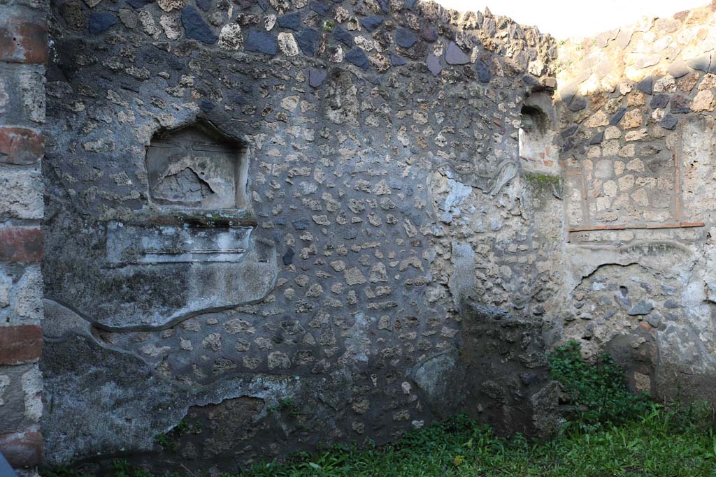 I.12.12 Pompeii. December 2018. 
West wall of shop with niche, and window or second niche, and small wall feature in north-west corner. Photo courtesy of Aude Durand.

