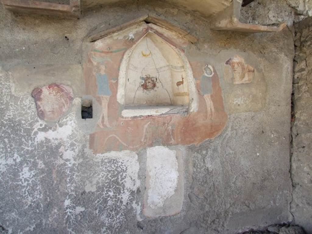 I.12.15 Pompeii.  March 2009.  Room 5.  East wall.  Lararium, with niche, and the remains of faces on either side.  See Fröhlich, T., 1991. Lararien und Fassadenbilder in den Vesuvstädten. Mainz: von Zabern. (L27, T:4,1).