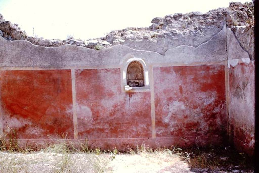 I.12.16 Pompeii. 1964. Room 1, south wall of atrium, with niche.  Photo by Stanley A. Jashemski.
Source: The Wilhelmina and Stanley A. Jashemski archive in the University of Maryland Library, Special Collections (See collection page) and made available under the Creative Commons Attribution-Non Commercial License v.4. See Licence and use details.
J64f1719
