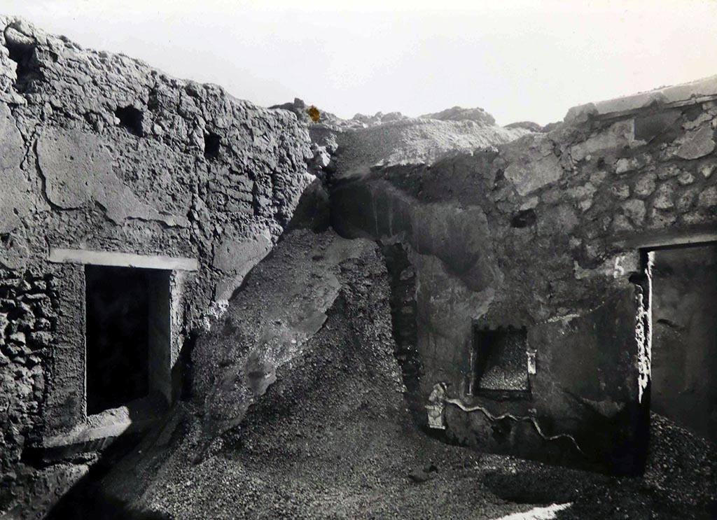 I.16.3 Pompeii. Viridarium 7. Lararium on south wall.
See Fröhlich, T., 1991. Lararien und Fassadenbilder in den Vesuvstädten. Mainz: von Zabern. (p.264, L35, taf.5.2-3).
Nel viridario (7), parete sud, è realizzato in stucco, rinforzato con chiodi, un serpente che striscia verso un'ara.
In the viridarium (7), on the south wall, made of stucco, reinforced with nails, is a serpent slithering towards an altar.
See Giacobello, F., 2008. Larari Pompeiani: Iconografia e culto dei Lari in ambito domestico. Milano: LED Edizioni, (p.234, no.A6)
