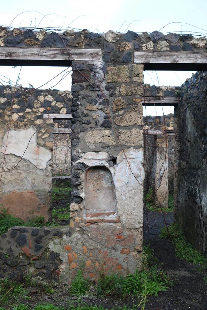 I.21.5 Pompeii. December 2018. 
North wall of garden area with niche decorated with painted flowers. Photo courtesy of Aude Durand.

