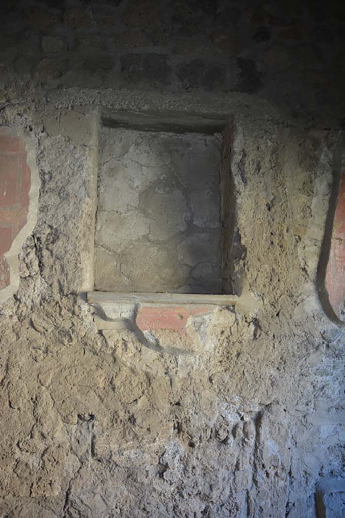 VI.2.4 Pompeii. December 2017. 
Lararium or small niche, on west wall of cubiculum in the south-west corner of small garden.
Foto Annette Haug, ERC Grant 681269 DÉCOR.
According to Scafati’s Guide. “On the right side of the wall is seen a lararium, or small niche.
Here was found a small idol of metal, a small vase of gold, a piece of money, also of gold, and twelve others of bronze of the Emperor Vespasian.
In the cubiculum to the left were found, eight small columns of bronze and remains of gilt wood which formed part of a bed.”
See Scafati, Guide to Pompeii Illustrated, 1900. p.105-106.

