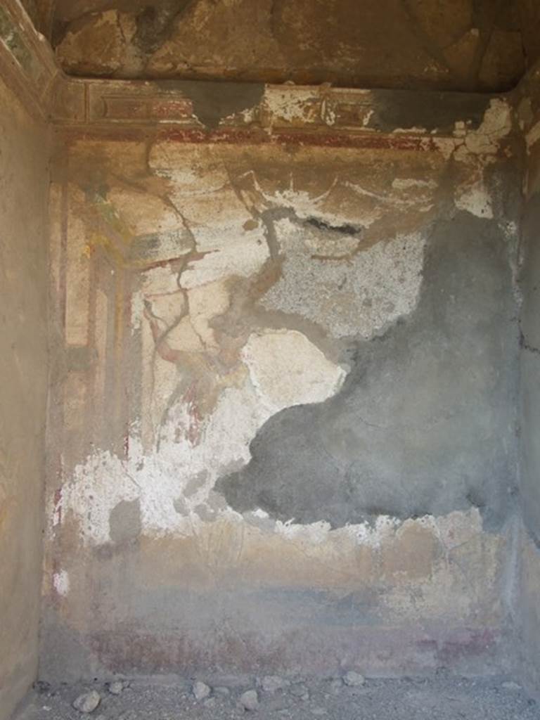 VI.7.6 Pompeii.  March 2009.  Rear wall of Lararium, with remains of a figure of a Lar.