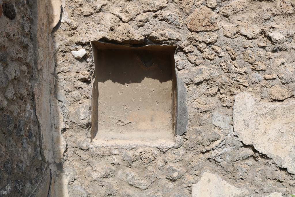 VI.10.13 Pompeii. December 2018. Niche on north wall in north-west corner of shop. Photo courtesy of Aude Durand.