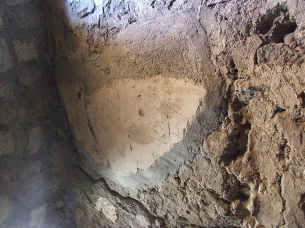 VI.17.42 Pompeii. March 2009. Kitchen 28, fragment of plaster at west end of north wall.