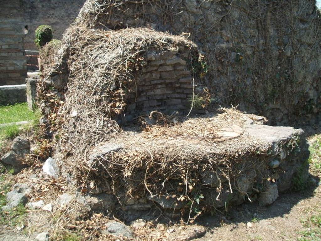 VII.3.4 Pompeii. May 2005.  Small oven.