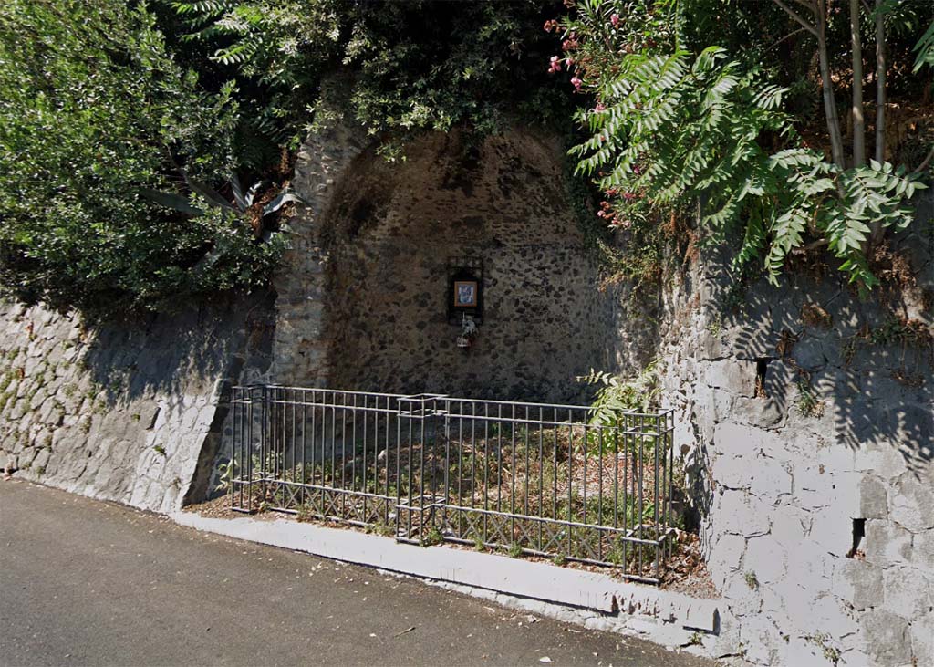 Hotel Diomede. August 2020. A solitary volcanic stone niche is all that remains on the Via Villa dei Misteri by the entrance/exit to the Napoli-Pompei Autostrada.