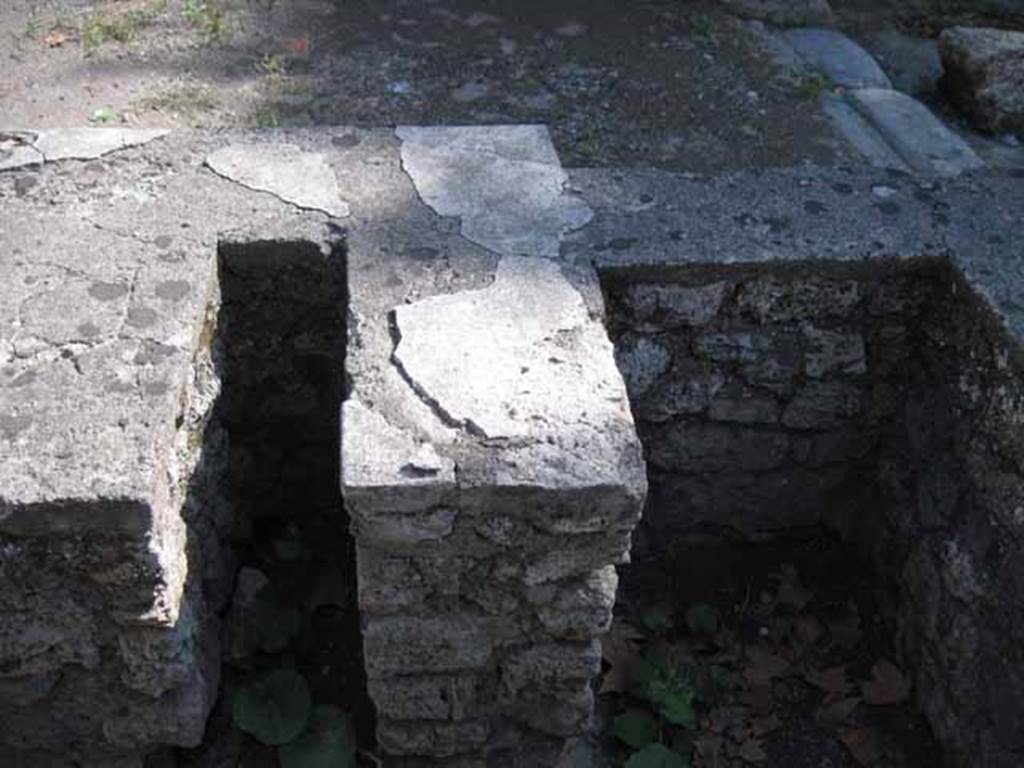 I.1.1 Pompeii. September 2010. Detail of counter, looking south. Photo courtesy of Drew Baker.
