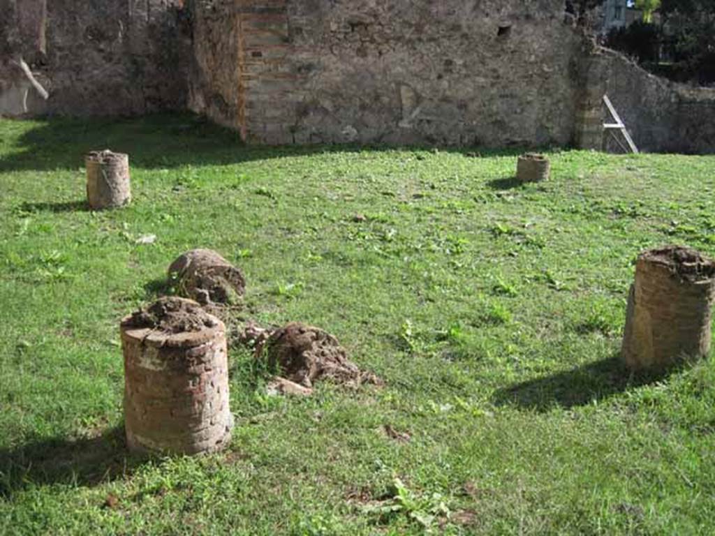 1.2.6 Pompeii. September 2010. Looking south across remains of peristyle.
Photo courtesy of Drew Baker.
