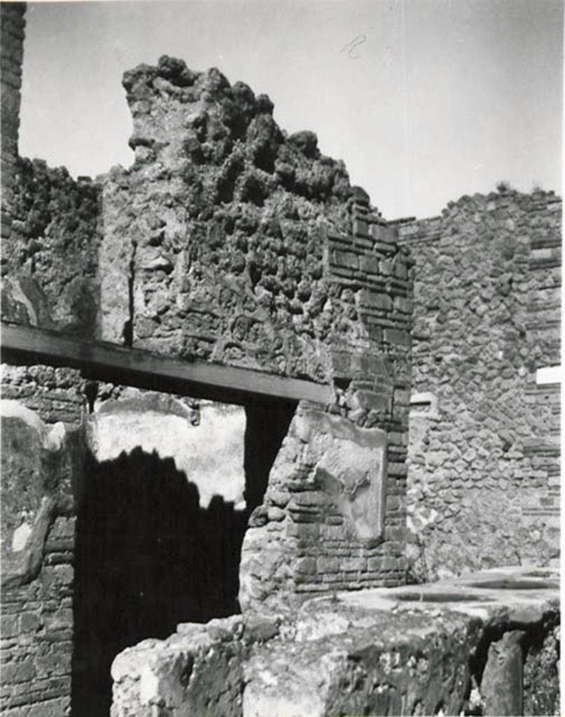 I.2.18-19 Pompeii. 1935 photo taken by Tatiana Warscher.  Looking north-west from rear entrance towards front of bar at I.2.18.
See Warscher T., 1935. Codex Topographicus Pompeianus: Regio I.2. (no.33), Rome: DAIR, whose copyright it remains.
