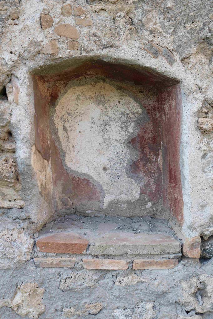 I.2.22 Pompeii. September 2018. Room 1, north wall with niche. Photo courtesy of Aude Durand.