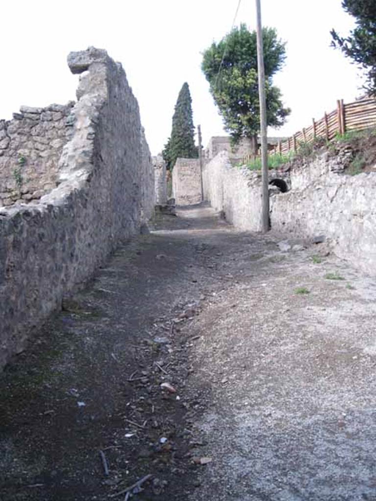 I.2.22 Pompeii. September 2010. Looking north along Vicolo del Citarista towards doorway, on left. Photo courtesy of Drew Baker.
