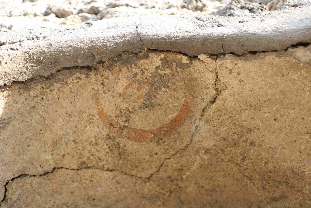 I.2.24 Pompeii. September 2018. Detail of remaining painted decoration at top of arch. Photo courtesy of Aude Durand.